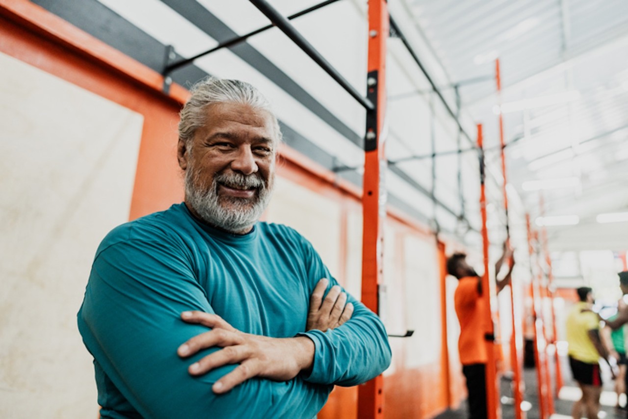 Hombre mayor en el gimnasio