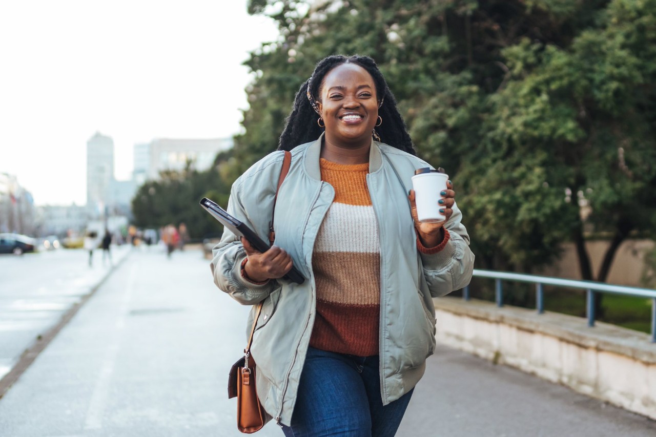 mujer joven afroamericana caminando