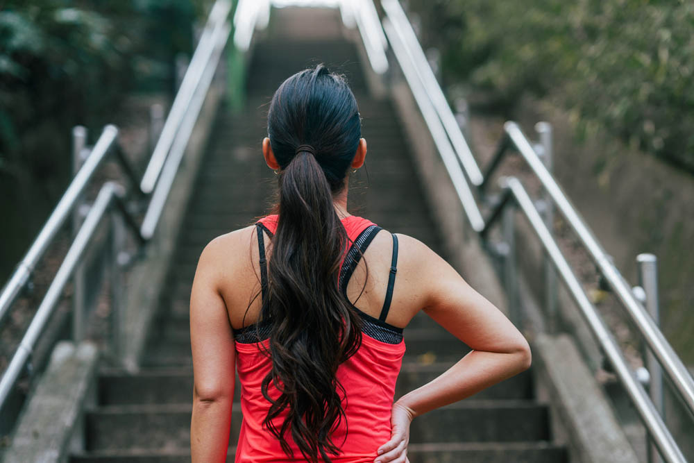 una atleta frente a unas escaleras.